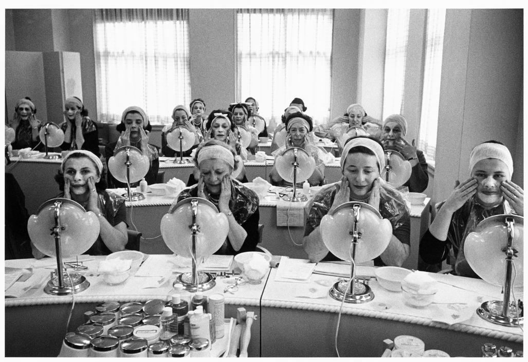 Inge Morath: Grožio pamoka Helena Rubenstein salone, 1958 m.